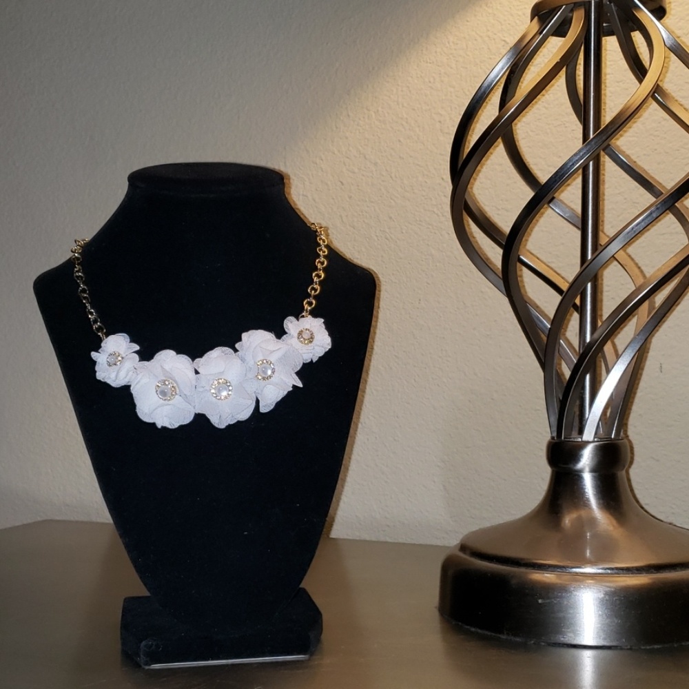 Flower chain necklace - Picture 2 of 2